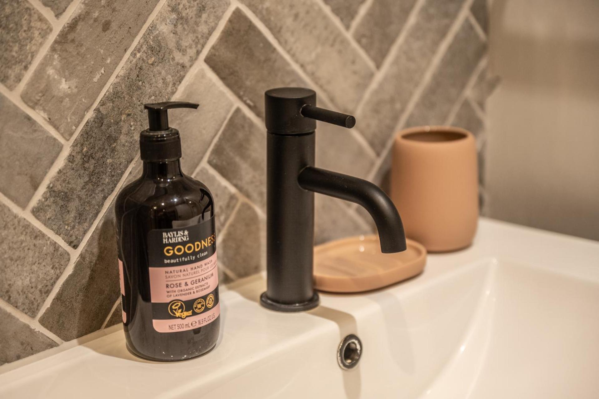 Modern, Stylish Newly Refurbished 2Nd Floor Apartment In Fitzrovia ロンドン エクステリア 写真